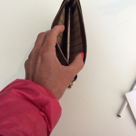 LV Limited Edition  LOUIS VUITTON T&B MINI POCHETTE POUCH - Picture 9 of 9